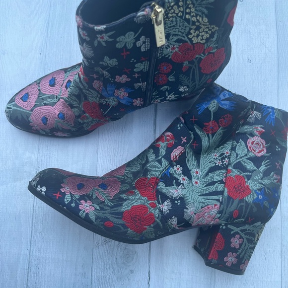 One of a kind show stopper Boots - Picture 4 of 11